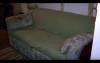 大學生花650元台幣買了一張舊沙發，搬回家後發現「夾縫裡藏的秘密」讓他們歡呼尖叫！