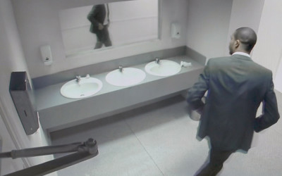 這幾個男人在酒吧廁所照鏡子，眼前突然出現的驚悚畫面把他們全都嚇壞了