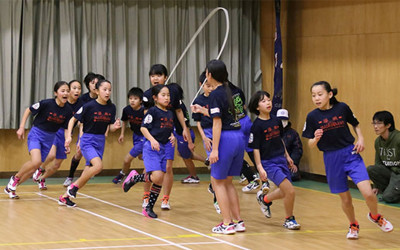 14位日本小學生跳繩「1分鐘230下」刷新世界紀錄，超快速度曝光..網吃驚：閃電俠