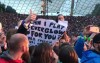 歌迷在Coldplay演唱會舉海報問「我可以幫你伴奏嗎？」下一秒主唱的反應讓全場7萬人Ｈigh翻了！