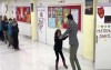 想上課先尬舞  這個老師在每天上課前和每個學生跳一支舞，他們的感情讓大家好羨慕～