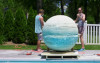 神人挑戰自製「全世界最大沐浴球」  一推下泳池「水中發泡畫面」超奇幻
