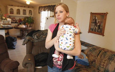 歹徒持刀試圖破門而入搶劫，18歲單親媽冷靜抱著寶寶報警問「能殺他們嗎？」