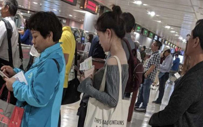 台北機場這一幕讓外國人傻眼  女子背「超危險包包」網驚：是看不懂還是裝不知